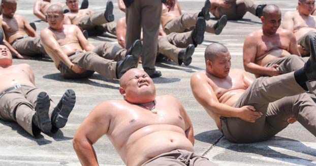 Tailandia enviará a sus policías con sobrepeso a un campamento de ''destrucción de barriga''