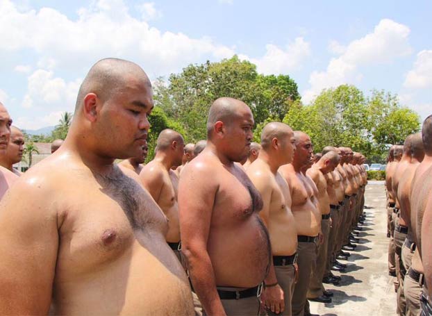 Tailandia enviará a sus policías con sobrepeso a un campamento de ''destrucción de barriga''