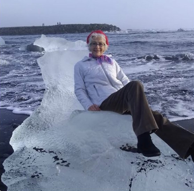 Una señora se sube a un bloque de hielo en forma de trono para sacarse una foto y acaba mar adentro