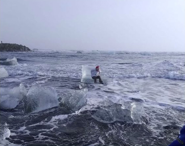 Una señora se sube a un bloque de hielo en forma de trono para sacarse una foto y acaba mar adentro