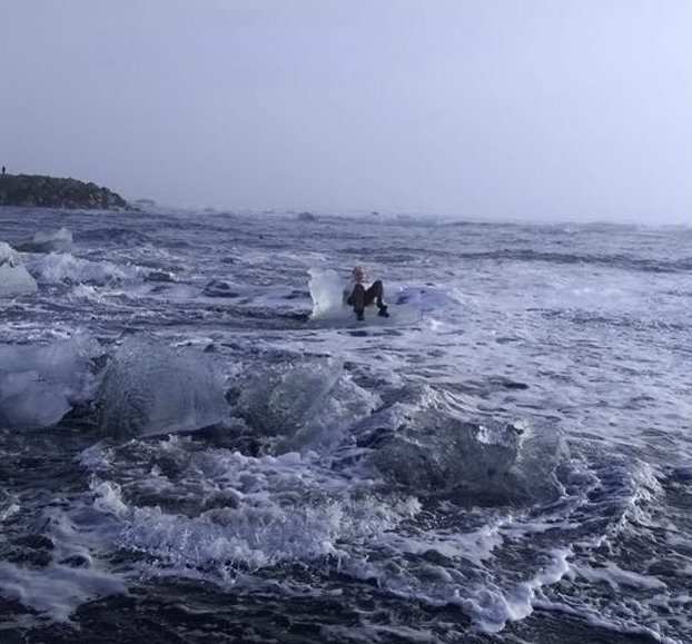 Una señora se sube a un bloque de hielo en forma de trono para sacarse una foto y acaba mar adentro