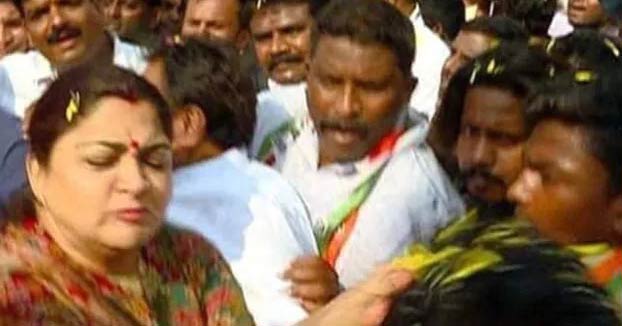 La política india Khushbu Sundar le da un bofetón a un hombre que la manoseó durante un acto de campaña