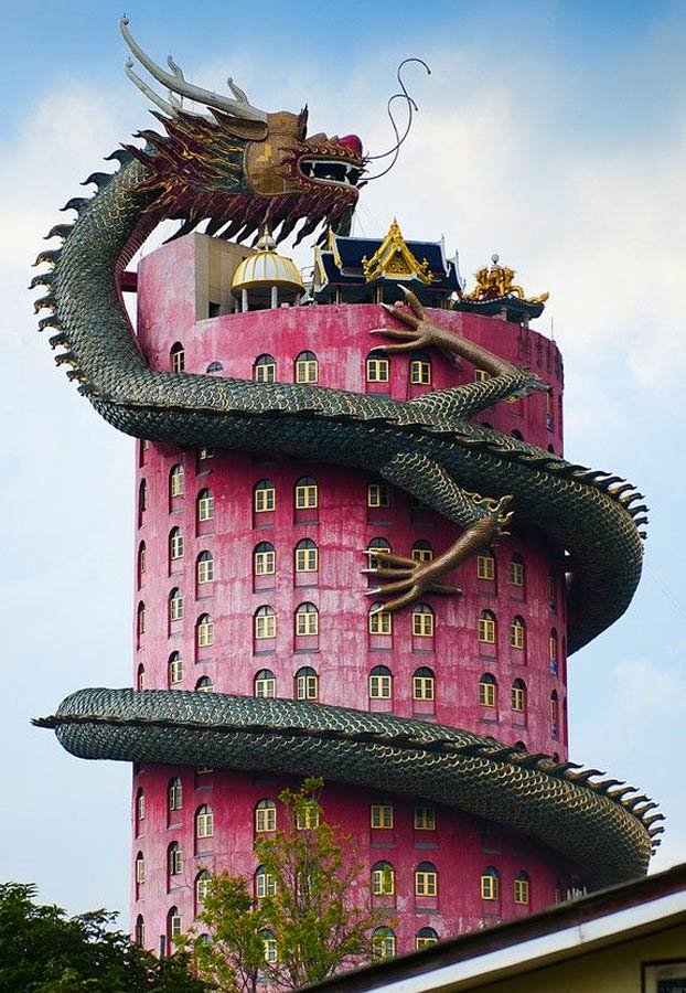 El Wat Samphran, un templo de Tailandia con una torre de 17 pisos rodeada por un enorme dragón