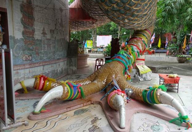 El Wat Samphran, un templo de Tailandia con una torre de 17 pisos rodeada por un enorme dragón