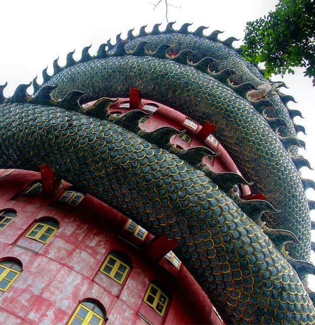 El Wat Samphran, un templo de Tailandia con una torre de 17 pisos rodeada por un enorme dragón