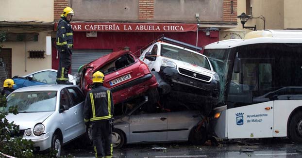 Un conductor de autobús sufre un infarto y arrolla a una decena de coches en Málaga