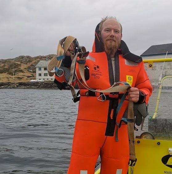 Pescadores noruegos encuentran una ballena beluga que tenía puesto un arnés de origen ruso