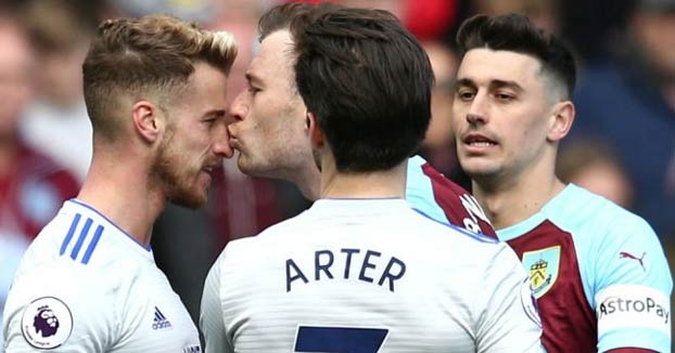 Un jugador de la Premier recibe una tarjeta amarilla por besar a un rival durante un partido