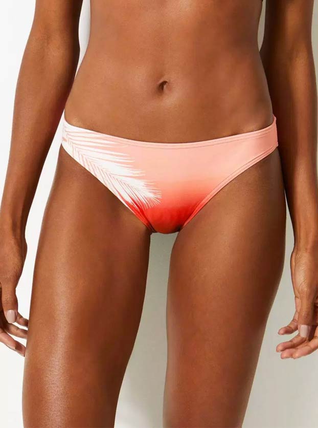 Un bikini de 58 euros que una vez puesto, la mujer parece que tiene un sangrado vaginal