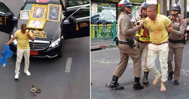 Un hombre abre una bolsa de cobras en mitad de una calle como parte de un ritual para salvar al mundo de un desastre