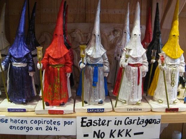 El aviso de las tiendas de recuerdos turísticos para que los turistas que vienen por Semana Santa no flipen