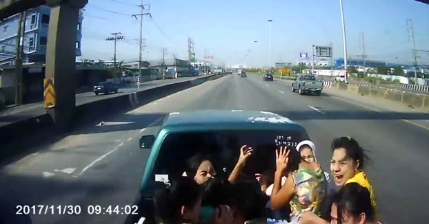 Un grupo de mujeres viajaban en la parte trasera de una furgoneta y un camión choca contra el vehículo
