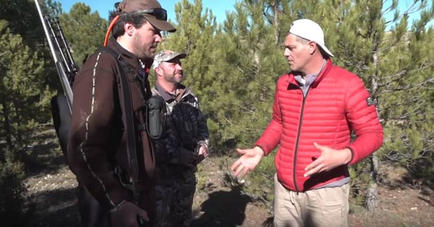 Un grupo de cazadores explica a Frank Cuesta por qué la caza es necesaria