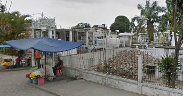 Vecinos desentierran a un hombre que llevaba enterrado 9 días en el cementerio al escuchar gritos que venían de su tumba