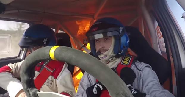 Momento en el que un coche de rally se incendia con los pilotos dentro durante una carrera en Argentina