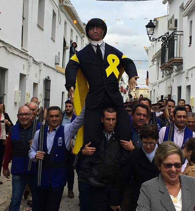 Disparan y prenden fuego a una figura de Carles Puigdemont en las fiestas de Coripe, Sevilla