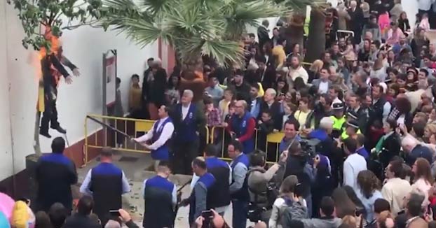 Disparan y prenden fuego a una figura de Carles Puigdemont en las fiestas de Coripe, Sevilla