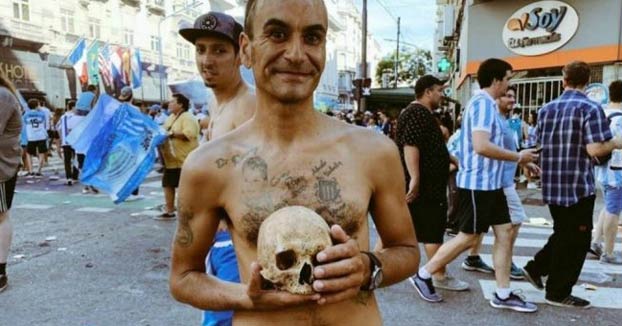 Un aficionado del Racing desentierra el cráneo de su abuelo para celebrar la Superliga