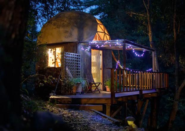 ''La Cúpula de Hongos'', una casita de madera, el alojamiento más visitado de Airbnb durante años