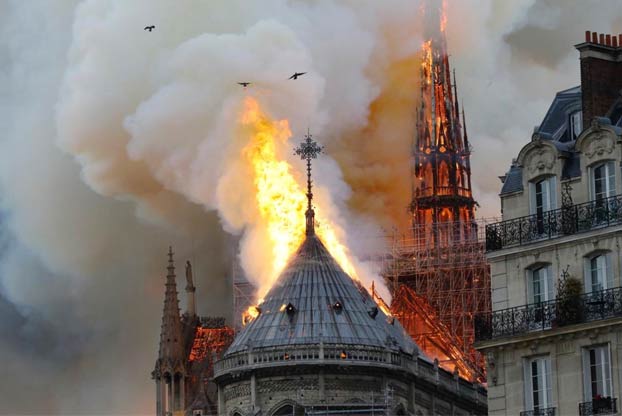 Donald Trump sugiere utilizar aviones cisterna para apagar el incendio de Notre Dame y Protección Civil le responde