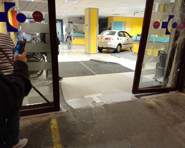 Un hombre empotra su coche contra las urgencias de un hospital de Bilbao porque tenía que esperar