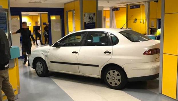 Un hombre empotra su coche contra las urgencias de un hospital de Bilbao porque tenía que esperar