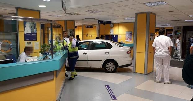 Un hombre empotra su coche contra las urgencias de un hospital de Bilbao porque tenía que esperar