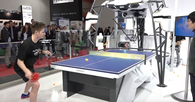 El robot Forpheus enfrentándose a un entrenador profesional de tenis de mesa