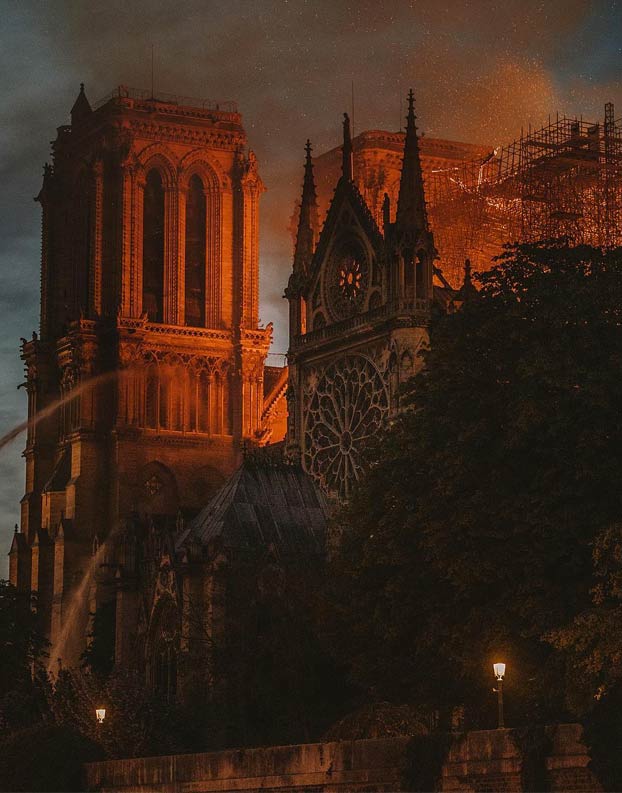 Fotografías del incendio de Notre Dame que parecen cuadros históricos
