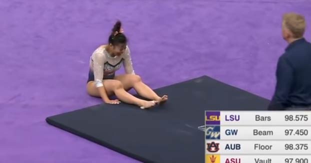 La gimnasta Samantha Cerio se rompe las dos piernas al aterrizar después de una acrobacia