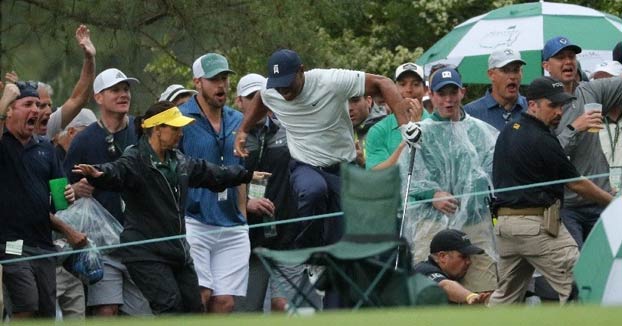 Un guardia de seguridad casi lesiona a Tiger Woods durante el Masters de Augusta