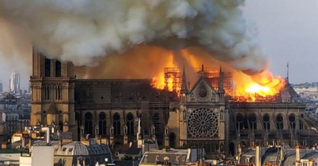 Cae la emblemática aguja de la catedral de Notre Dame tras un devastador incendio