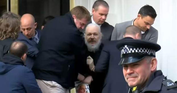 Julian Assange, detenido por la Policía británica en la Embajada de Ecuador en Londres. Vídeo de la salida