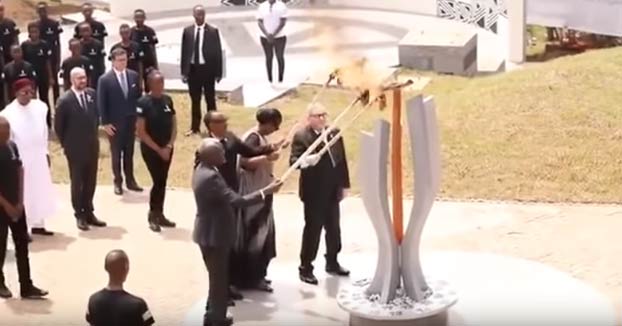 Jean-Claude Juncker casi le prende fuego a la Primera Dama de Ruanda durante la celebración del aniversario del genocidio de los Tutsi