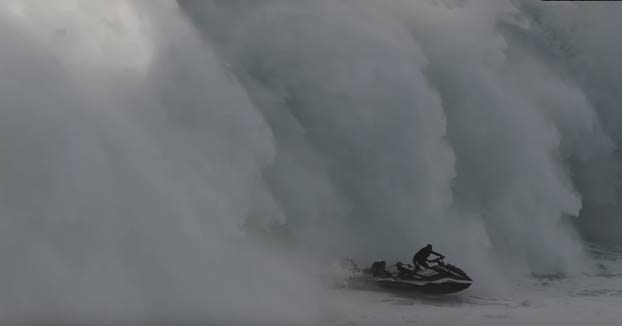 Una ola gigante engulle a una moto de agua mientras rescataba a un surfista en Nazaré