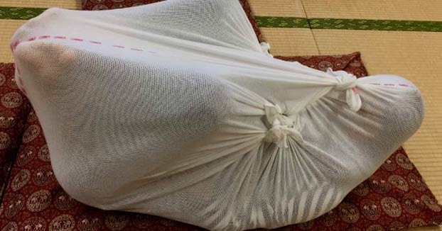 ''Otona Maki'', una técnica japonesa para liberar el estrés: Envolverse con una tela y ponerse en posición fetal