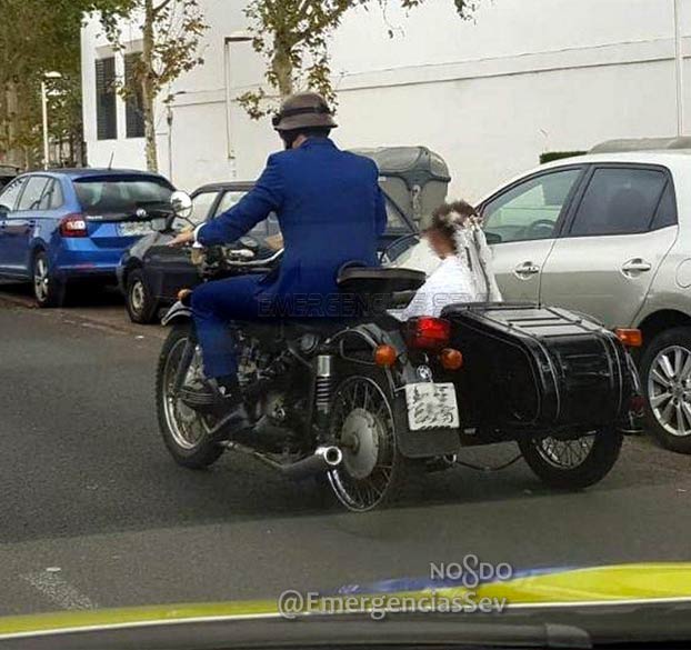 Multan a una pareja en Sevilla por ir a su boda con la ITV de la motocicleta caducada