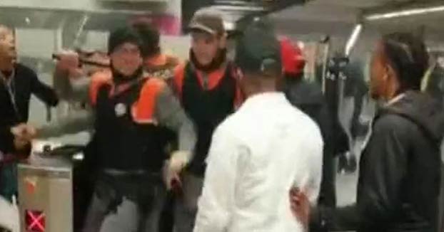 Pelea entre los vigilantes del metro de Barcelona y un grupo de jóvenes que quería pasar sin pagar