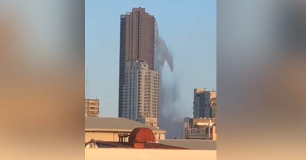 Momento en el que el agua de una piscina de la azotea de un edificio de Manila se derrama durante un terremoto de 6.3 grados