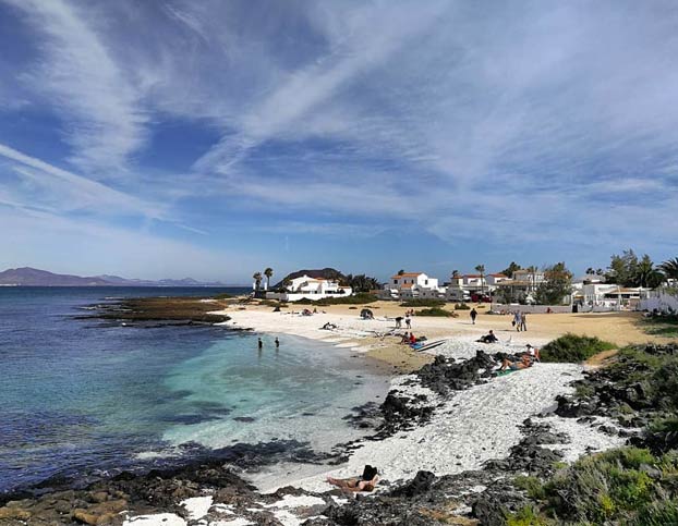 Popcorn Beach, una playa de Fuerteventura que tiene unas pequeñas algas que parecen palomitas