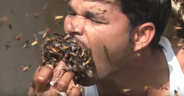 Suk Mohammad Dalal, un hombre indio de 32 años que se mete un puñado de abejas en la boca