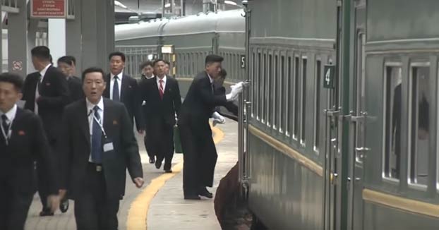 Guardaespaldas de Kim Jong-un sacan brillo a su tren al llegar a Vladivostok