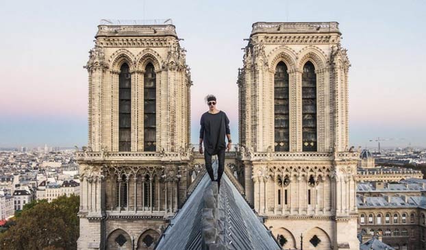 Simon Nogueira recorriendo el tejado y la aguja de Notre Dame de París en 2018