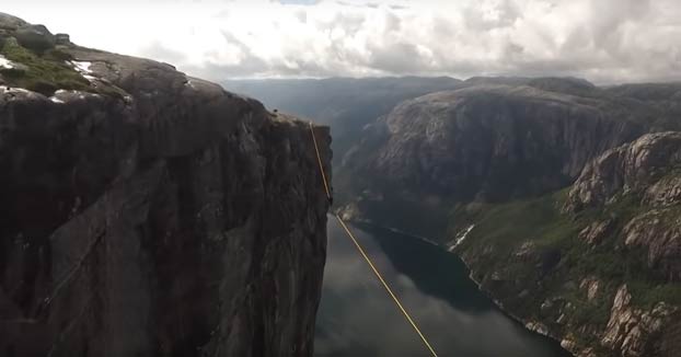 Haciendo Slackline entre dos acantilados en Kjerag, Noruega a mil metros de altura