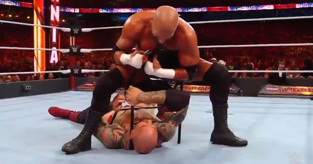 WWE: Triple H le arranca el piercing de la nariz a Batista y después se lo come