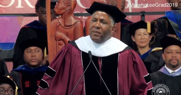 El millonario Robert F. Smith anuncia durante la ceremonia de graduación de la universidad Morehouse que pagará la deuda de todos los alumnos de esa promoción. En total, 40 millones de dólares