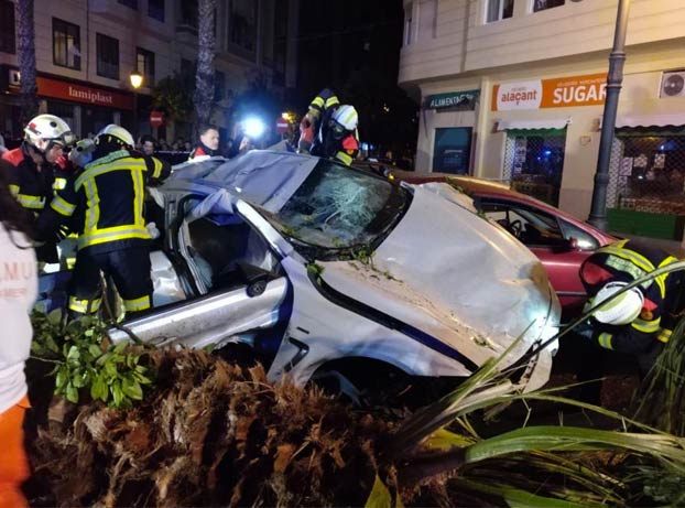 El conductor de un BMW choca a 186 km/h en pleno centro de Valencia. El motor del coche salió despedido y abrió un boquete en un edificio