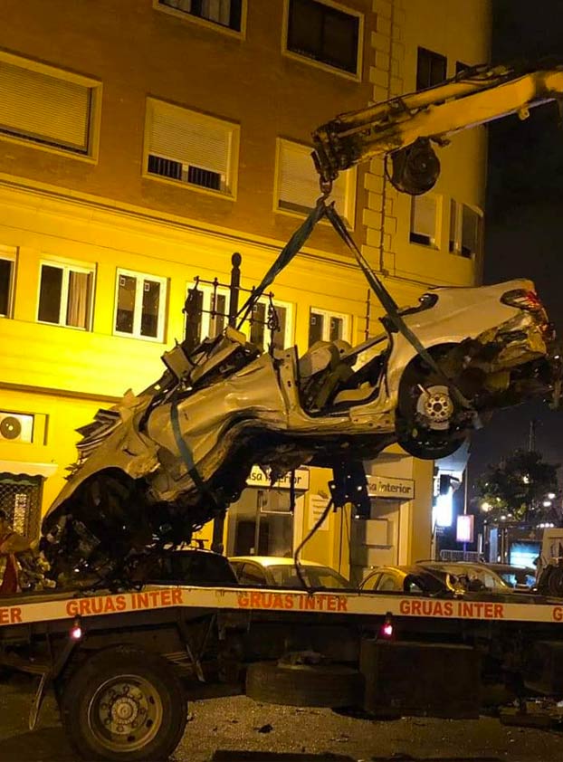 El conductor de un BMW choca a 186 km/h en pleno centro de Valencia. El motor del coche salió despedido y abrió un boquete en un edificio