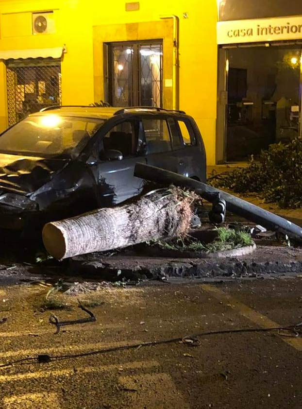 El conductor de un BMW choca a 186 km/h en pleno centro de Valencia. El motor del coche salió despedido y abrió un boquete en un edificio