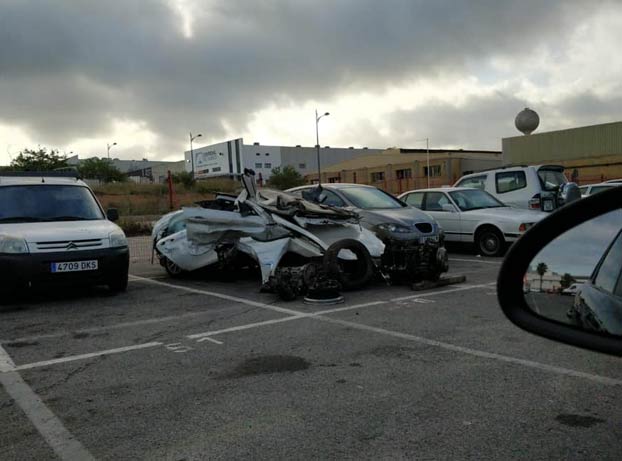 El conductor de un BMW choca a 186 km/h en pleno centro de Valencia. El motor del coche salió despedido y abrió un boquete en un edificio